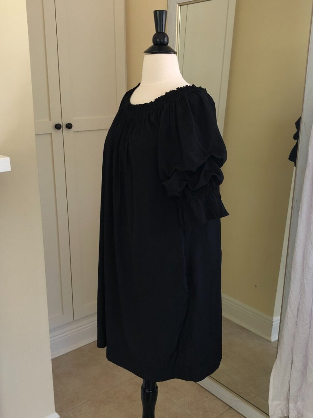 Mersea Tulum Layered Ruffle Sleeve Black Shift Dress Small Off Shoulder Neutral - Picture 5 of 9
